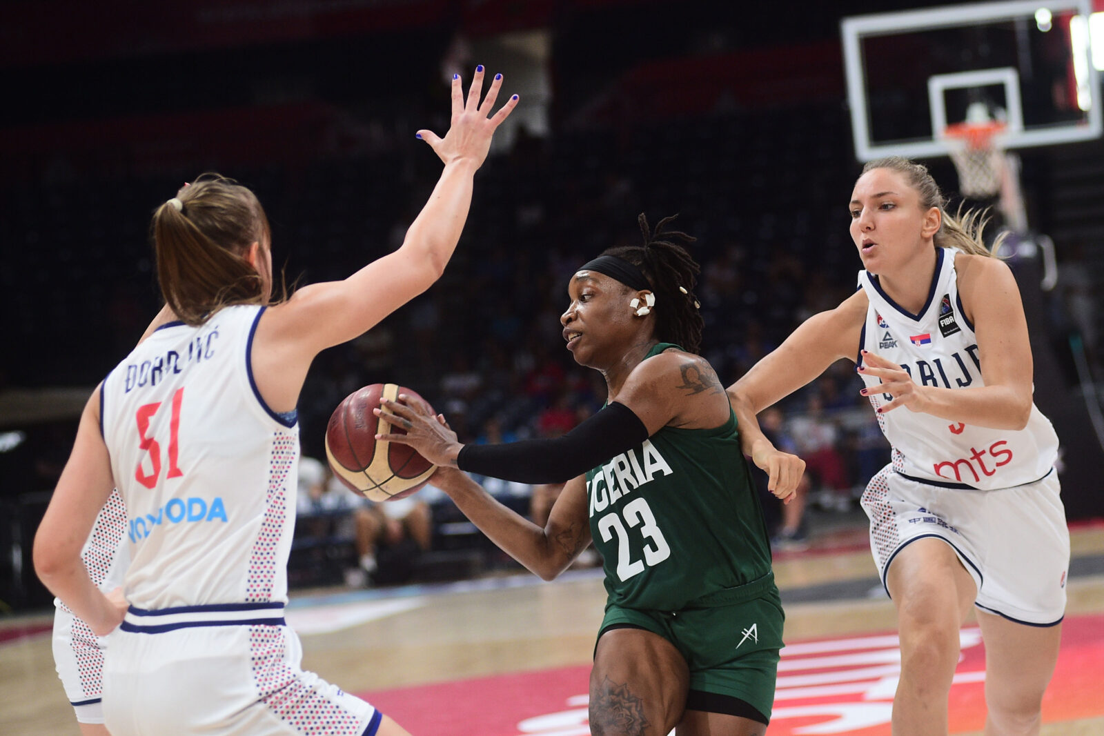 The control match of the women's basketball team of Serbia before the trip to the Olympic Games against the team of Nigeria was played in the Belgrade Arena. Kontrolna utakmica zenske kosarkaske reprezentacije Srbije pred put na Olimpijske igre protiv reprezentacije Nigerije odigrana je u Beogradsko Areni.