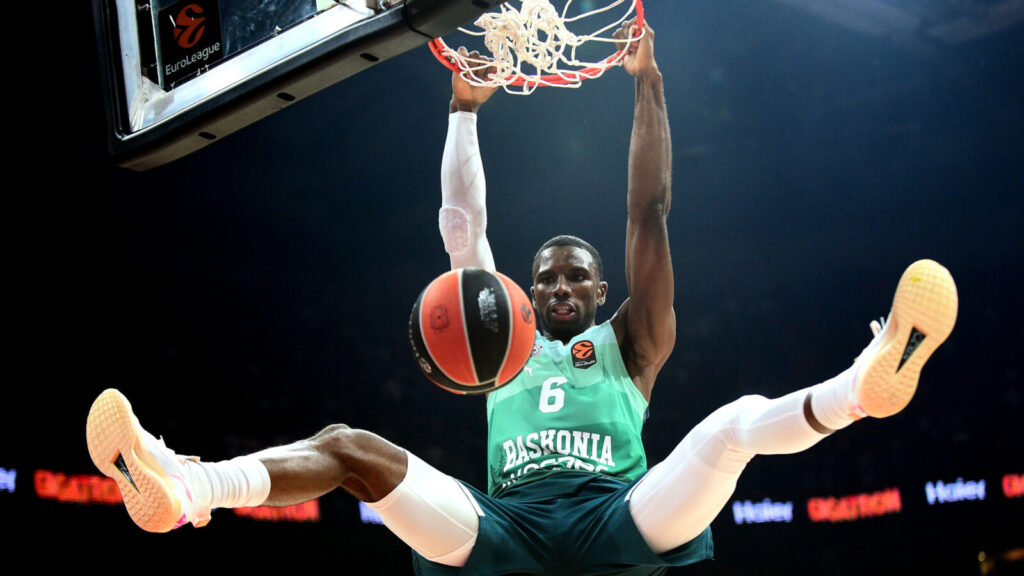 The match of the 6th round of the Turkish Airlines Euroleague between KK Crvena zvezda MeridianBet and BC Saski Baskoni was played in Belgrade Arena. Utakmica 6. kola Turkish Airlines Evrolige izmedju KK Crvena zvezda MeridianBet i BC Saski Baskoni odigrana je u Beogradskoj Areni.