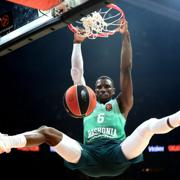 The match of the 6th round of the Turkish Airlines Euroleague between KK Crvena zvezda MeridianBet and BC Saski Baskoni was played in Belgrade Arena. Utakmica 6. kola Turkish Airlines Evrolige izmedju KK Crvena zvezda MeridianBet i BC Saski Baskoni odigrana je u Beogradskoj Areni.