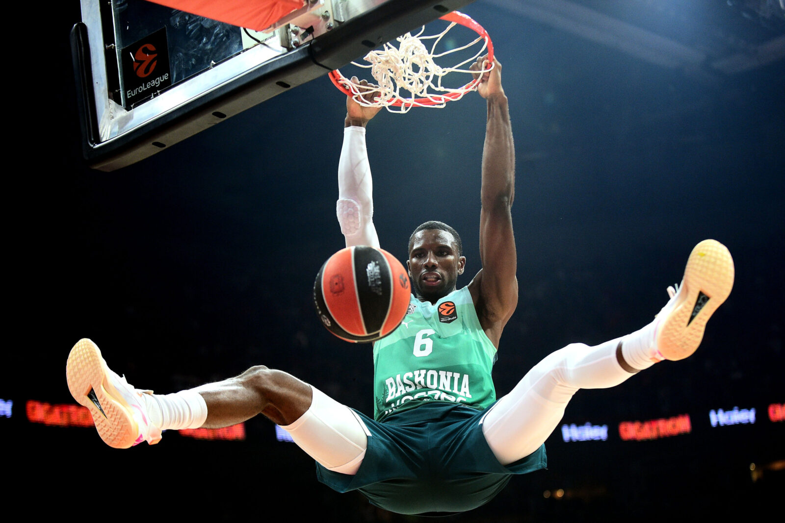 The match of the 6th round of the Turkish Airlines Euroleague between KK Crvena zvezda MeridianBet and BC Saski Baskoni was played in Belgrade Arena. Utakmica 6. kola Turkish Airlines Evrolige izmedju KK Crvena zvezda MeridianBet i BC Saski Baskoni odigrana je u Beogradskoj Areni.