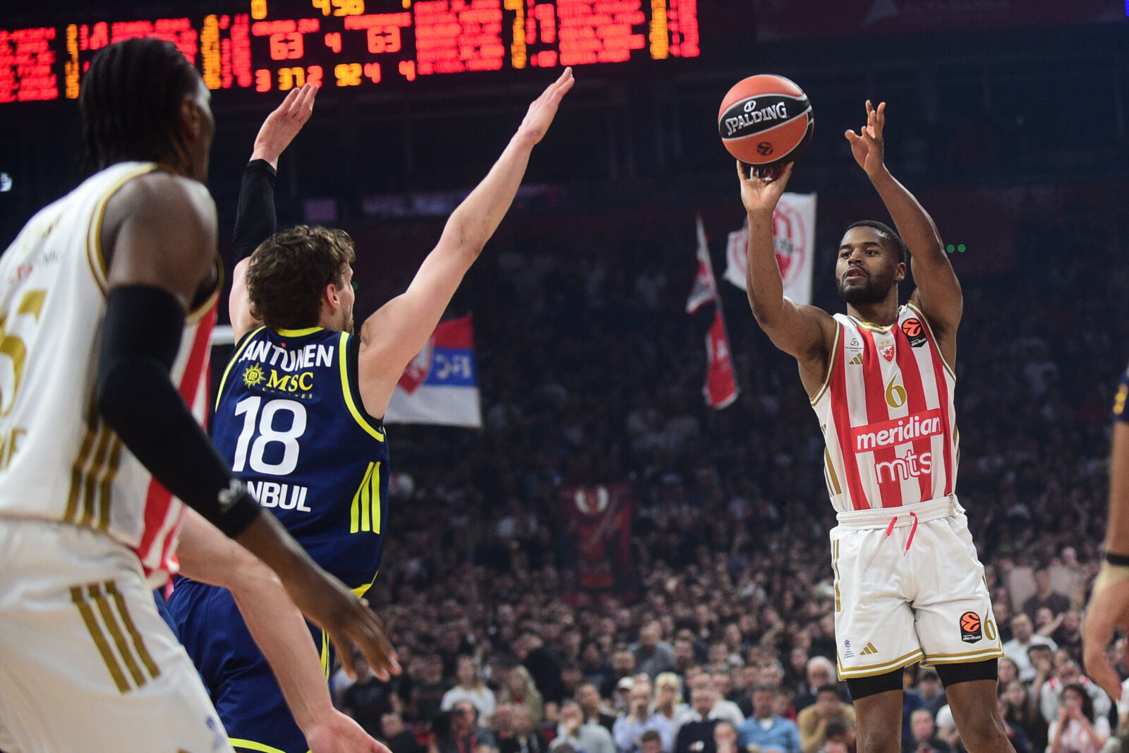 The match of the 31st round of the Turkish Airlines Euroleague between KK Crvena zvezda MeridianBet and BC Fenerbahce Beko was played in the Belgrade Arena. Utakmica 31. kola Turkish Airlines Evrolige izmedju KK Crvena zvezda MeridianBet i BC Fenerbahce Beko odigrana je u Beogradskoj Areni.