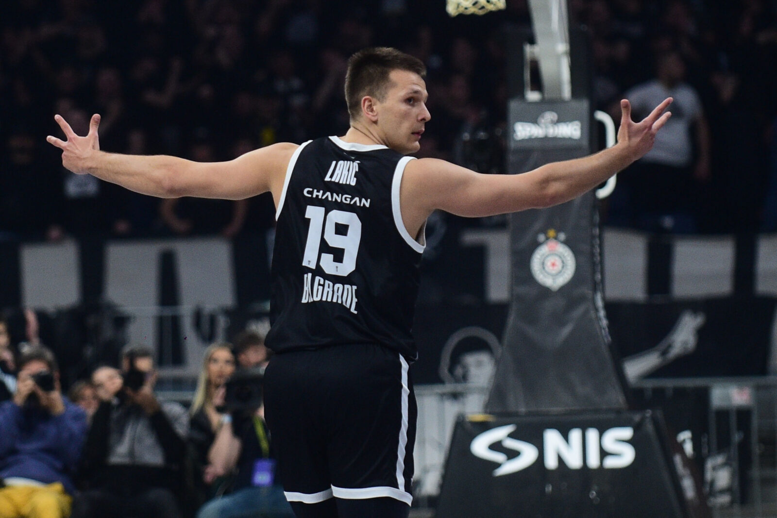 The match of the 30th round of the Turkish Airlines Euroleague between KK Partizan Mozzart Bet and BC Dubai Basketball was played in the Belgrade Arena. Utakmica 30. kola Turkish Airlines Evrolige izmedju KK Partizan Mozzart Bet i BC Dubai Basketball odigrana je u Beogradskoj Areni.