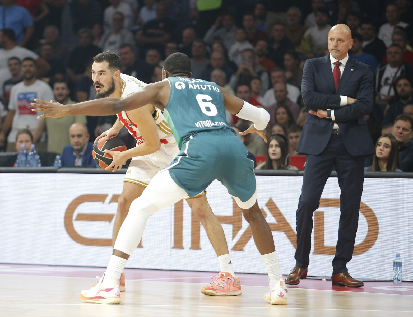 The match of the 6th round of the Turkish Airlines Euroleague between KK Crvena zvezda MeridianBet and BC Saski Baskoni was played in Belgrade Arena. Utakmica 6. kola Turkish Airlines Evrolige izmedju KK Crvena zvezda MeridianBet i BC Saski Baskoni odigrana je u Beogradskoj Areni.