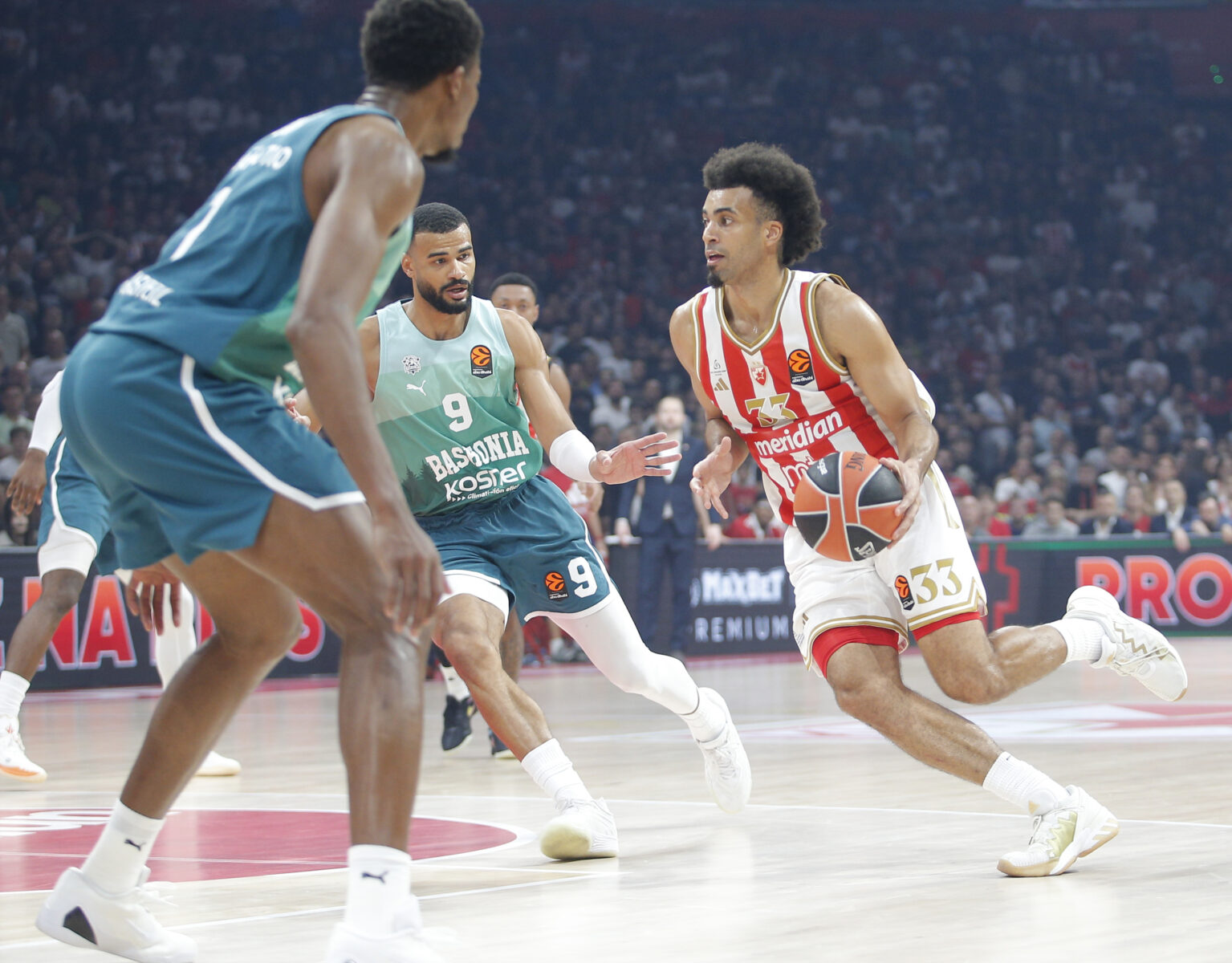 The match of the 6th round of the Turkish Airlines Euroleague between KK Crvena zvezda MeridianBet and BC Saski Baskoni was played in Belgrade Arena. Utakmica 6. kola Turkish Airlines Evrolige izmedju KK Crvena zvezda MeridianBet i BC Saski Baskoni odigrana je u Beogradskoj Areni.