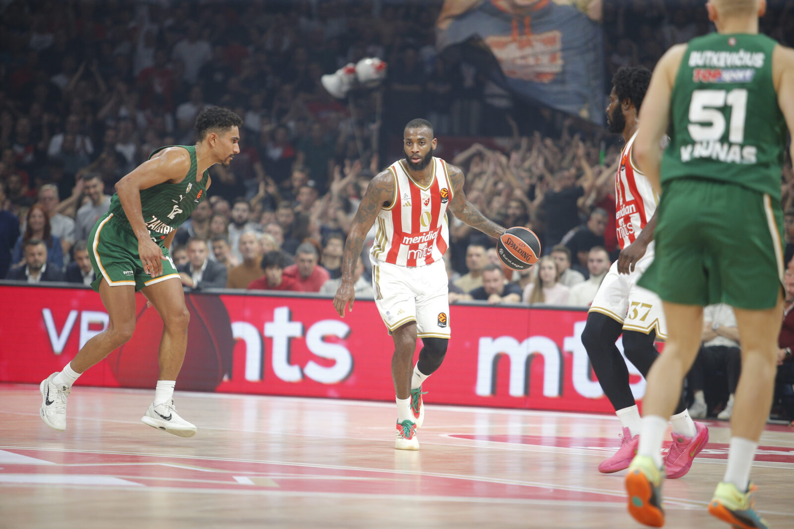 The match of the 4th round of the Turkish Airlines Euroleague between KK Crvena Zvezda Meridianbet and BC Zalgiris was played at the Belgrade Arena. Utakmica 4. kola Turkish Airlines Evrolige izmedju KK Crvena Zvezda Meridianbet i BC Zalgiris odigrana je u Beogradskoj Areni.