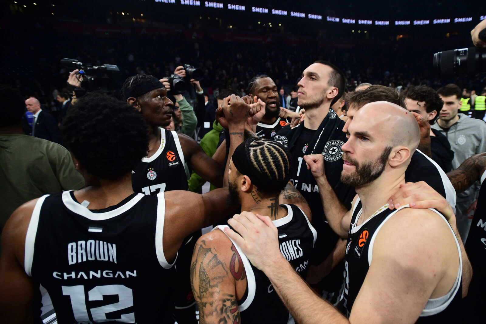 The match of the 30th round of the Turkish Airlines Euroleague between KK Partizan Mozzart Bet and BC Dubai Basketball was played in the Belgrade Arena. Utakmica 30. kola Turkish Airlines Evrolige izmedju KK Partizan Mozzart Bet i BC Dubai Basketball odigrana je u Beogradskoj Areni.