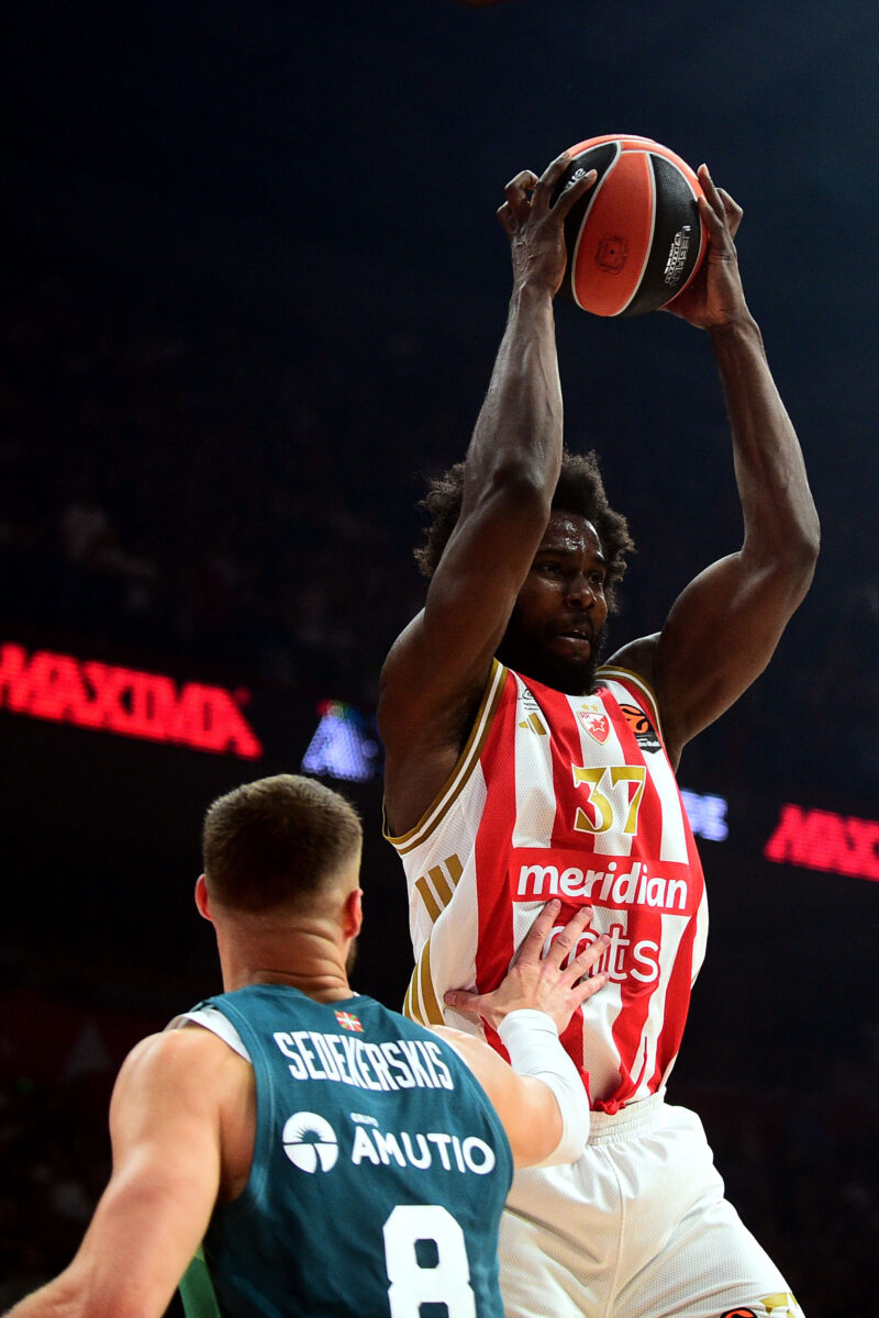 The match of the 6th round of the Turkish Airlines Euroleague between KK Crvena zvezda MeridianBet and BC Saski Baskoni was played in Belgrade Arena. Utakmica 6. kola Turkish Airlines Evrolige izmedju KK Crvena zvezda MeridianBet i BC Saski Baskoni odigrana je u Beogradskoj Areni.