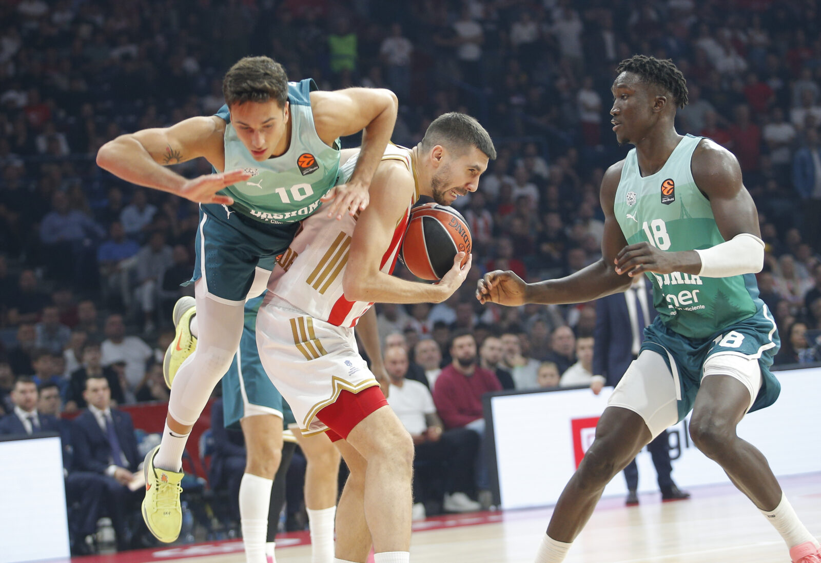 The match of the 6th round of the Turkish Airlines Euroleague between KK Crvena zvezda MeridianBet and BC Saski Baskoni was played in Belgrade Arena. Utakmica 6. kola Turkish Airlines Evrolige izmedju KK Crvena zvezda MeridianBet i BC Saski Baskoni odigrana je u Beogradskoj Areni.