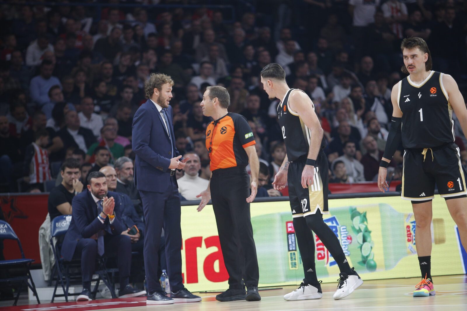 The match of the 7th round of the Turkish Airlines Euroleague between KK Crvena zvezda MeridianBet and BC LDLC Asvel was played in the Belgrade Arena. Utakmica 7. kola Turkish Airlines Evrolige izmedju KK Crvena zvezda MeridianBet i BC LDLC Asvel odigrana je u Beogradskoj Areni.