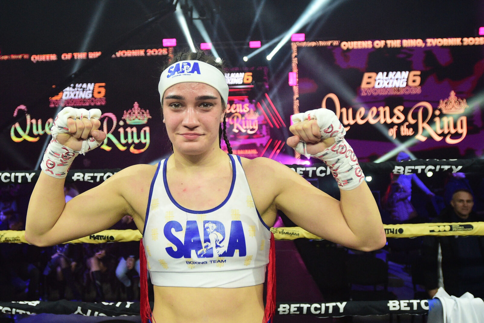 The first women's Balkan Boxing revue, a professional boxing spectacle, was held in the Zvornik Sports and Recreation Center, and the main fight of the evening was a clash between Sara Cirkovic, IBA Pro world champion, current senior and junior European champion in Olympic boxing and the unlucky Latin American, Sayda Militza Mosquera Cuesta (10-6-1, 7 KOs) from Panama, known by the nickname "La Bomba". Prva zenska Balkan Boxing revija, profi boks spektakl odrzan je u u Sportsko-rekreativnom ce