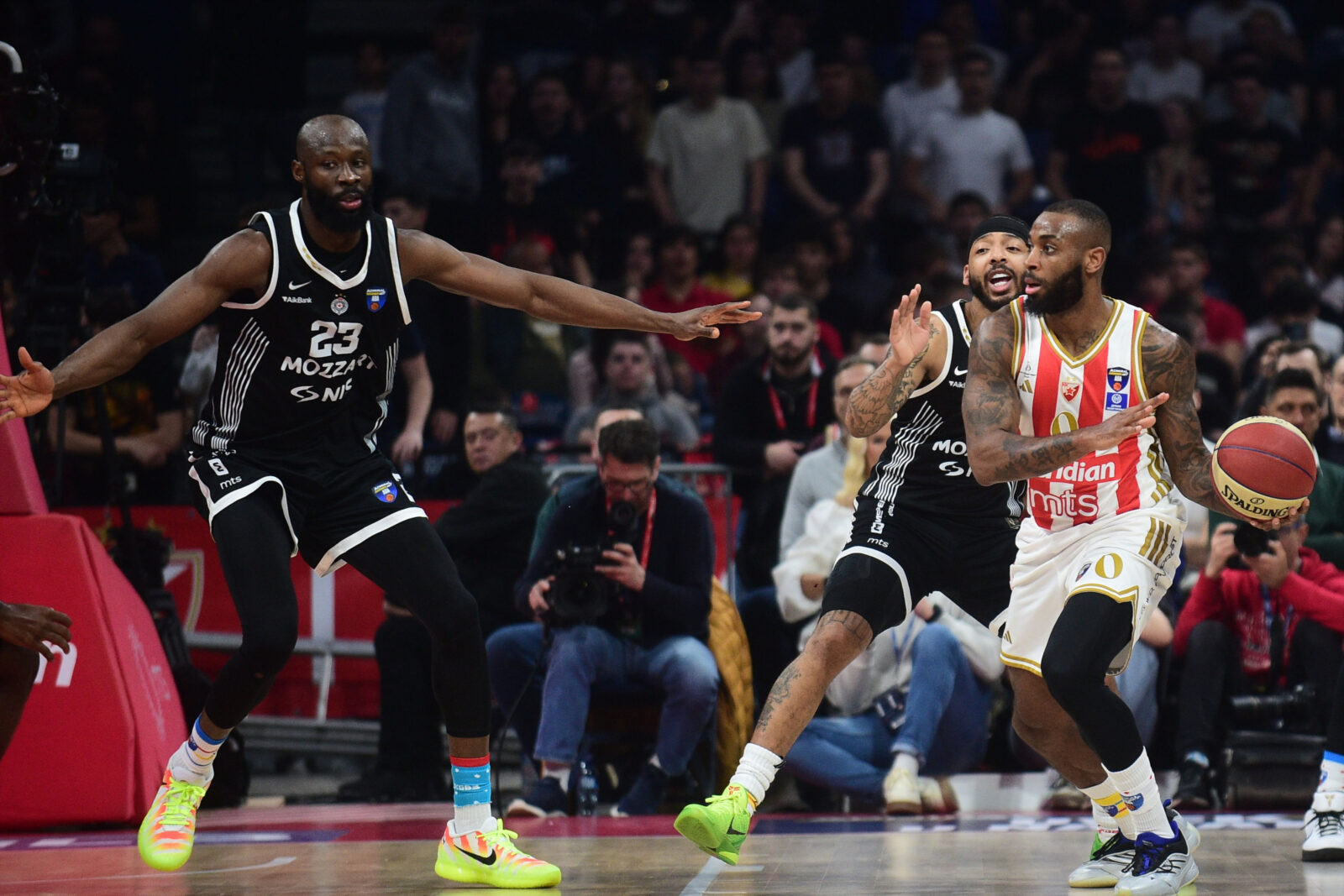 The match of the fourth round of the second phase of the AdmiralBet ABA League between KK Crvena zvezda MeridianBet and KK Patizan Mozzart Bet was played at the Belgrade Arena. Utakmica cetvrte runde druge faze AdmiralBet ABA League izmedju KK Crvena zvezda MeridianBet i KK Patizan Mozzart Bet odigrana je u Beogradskoj Areni.