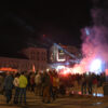 On the eve of the 100th birthday of the Radnicki Football Club, a concert was held in the center of Nis, and the most faithful enthusiasts prepared a torch, fireworks and many other surprises to brighten up the jubilee birthday of their beloved club. Uoci 100. rodjendana Fudbalskog kluba Radnicki, u centru Nisa je odrzan koncert, a najvernije meraklije su spremile bakljadu, vatromet i mnoga druga iznenadjenja kojima ce ulepsati jubilarni rodjendan svog voljenog klub.