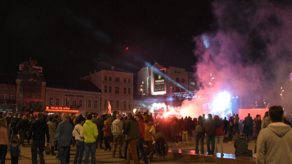 On the eve of the 100th birthday of the Radnicki Football Club, a concert was held in the center of Nis, and the most faithful enthusiasts prepared a torch, fireworks and many other surprises to brighten up the jubilee birthday of their beloved club. Uoci 100. rodjendana Fudbalskog kluba Radnicki, u centru Nisa je odrzan koncert, a najvernije meraklije su spremile bakljadu, vatromet i mnoga druga iznenadjenja kojima ce ulepsati jubilarni rodjendan svog voljenog klub.