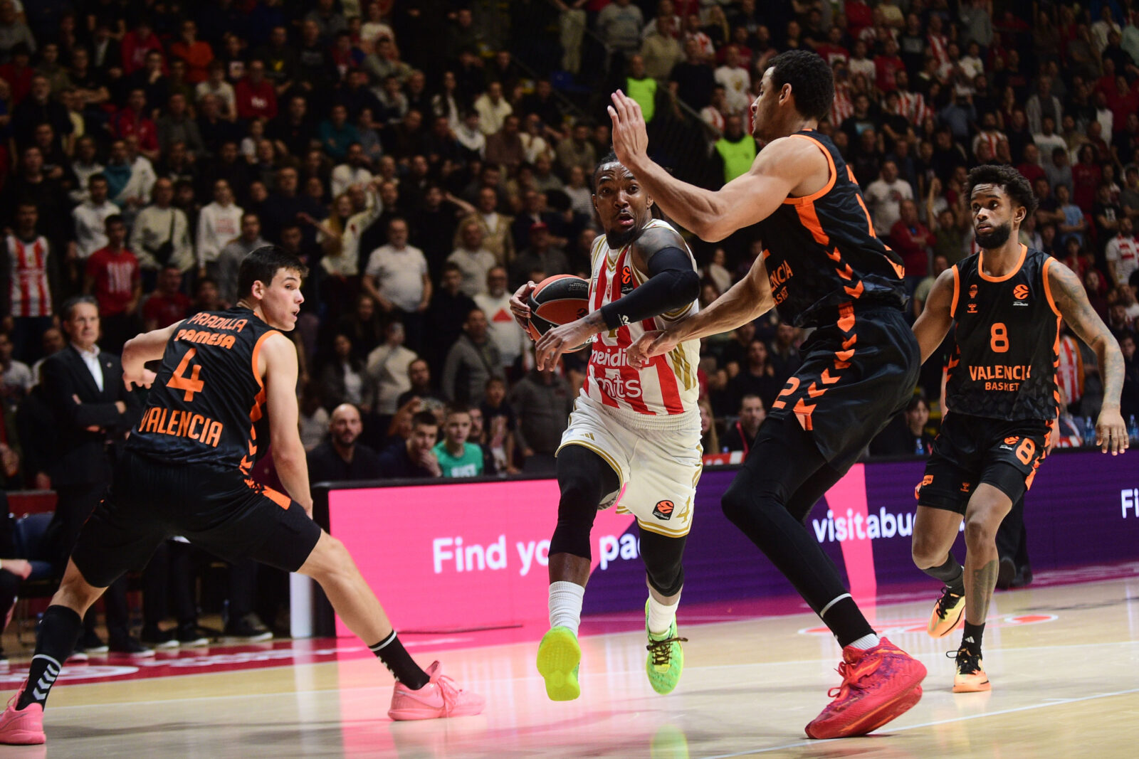 The match of the 20th round of the Turkish Airlines Euroleague between KK Crvena zvezda Meridianbet and KK Valencia was played in the Aleksandar Nikolic hall. Utakmica 20. kola Turkish Airlines Evrolige izmedju KK Crvena zvezda Meridianbet i KK Valensija odigrana je u dvorani Aleksandar Nikolic.