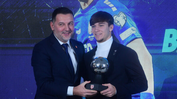 The Football Association of Serbia traditionally summed up the year 2025 and at a ceremony at the Sports Center of the Football Association of Serbia presented the "Golden Ball" awards to the best coach, football player and football player. Fudbalski savez Srbije tradicionalno je sumirao 2025. godinu i na svecanosti u Sportskom centru Fudbalskog saveza Srbije je urucio nagrade "Zlatna lopta" najboljem treneru, fudbaleru i fudbalerki.