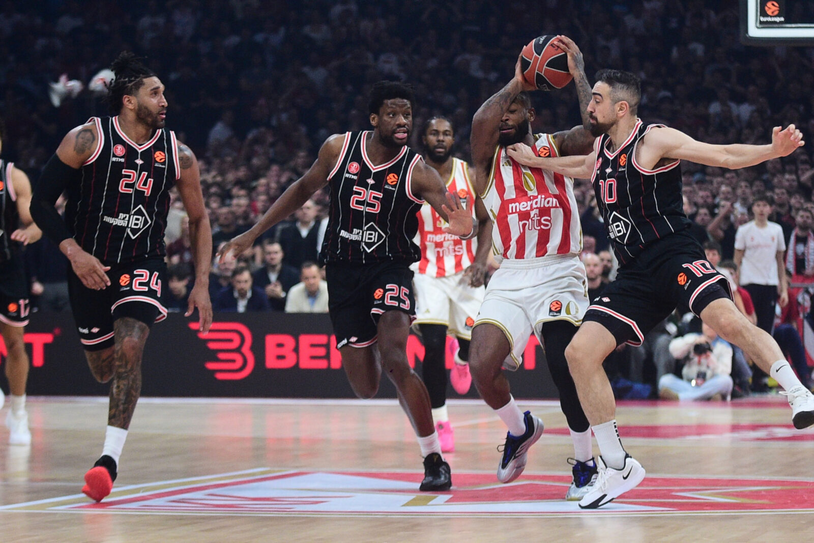 The match of the 26th round of the Turkish Airlines Euroleague between KK Crvena zvezda MeridianBet and KK Hapoel IBI Tel Aviv was played at the Belgrade Arena. Utakmica 26. kola Turkish Airlines Evrolige izmedju KK Crvena zvezda MeridianBet i KK Hapoel IBI Tel Aviv odigrana je u Beogradskoj Areni.
