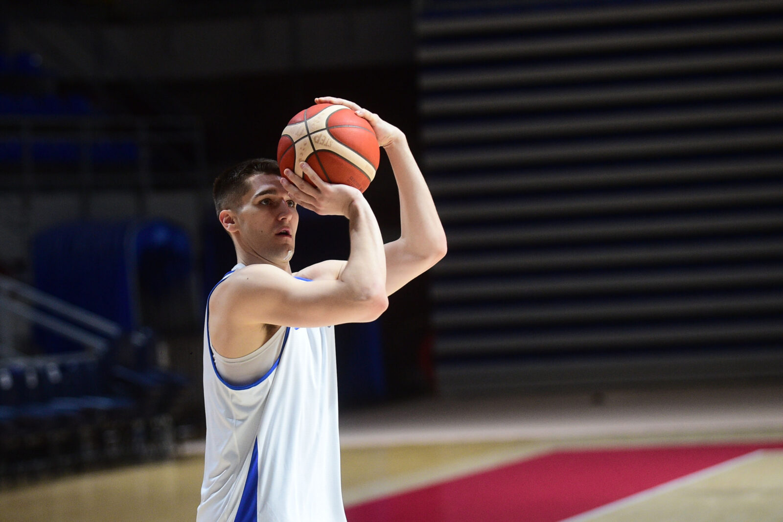 The open training of the Serbian men's basketball team was held at the Aleksandar Nikolic Hall. Otvoreni trening muske kosarkaske reprezentacije Srbije odrzan je u Dvorani Aleksandar Nikolic.