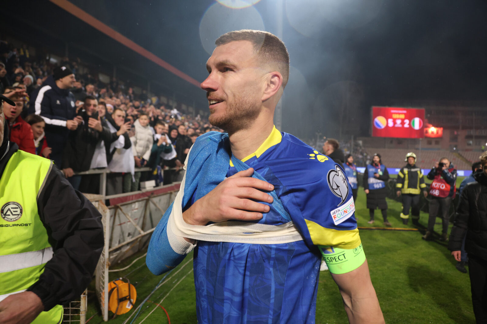 The World Cup play-off finals match between Bosnia and Herzegovina and Italy was played at the Bilino polje stadium in Zenica. Utakmica finala baraza za Svetsko prvenstvo izmedju Bosne i Hercegvine i Italije odigrana je na stadionu Bilino polje u Zenici.