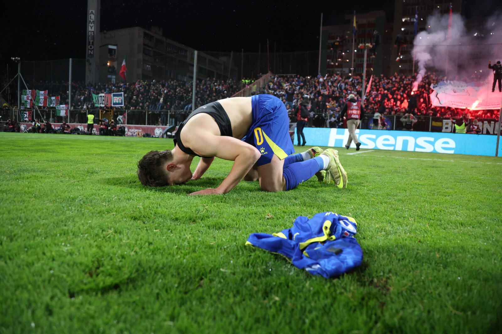 The World Cup play-off finals match between Bosnia and Herzegovina and Italy was played at the Bilino polje stadium in Zenica. Utakmica finala baraza za Svetsko prvenstvo izmedju Bosne i Hercegvine i Italije odigrana je na stadionu Bilino polje u Zenici.