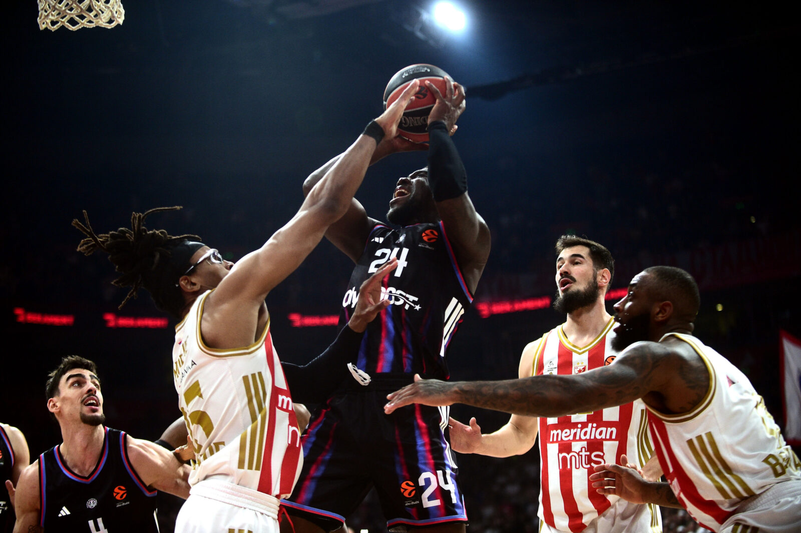 The match of the 36th round of the Turkish Airlines Euroleague between KK Crvena zvezda MeridiaBet and KK Paris Basketball was played at the Belgrade Arena. Utakmica 36. kola Turkish Airlines Evrolige izmedju KK Crvena zvezda MeridiaBet i KK Paris Basketball odigrana je u Beogradskoj Areni.