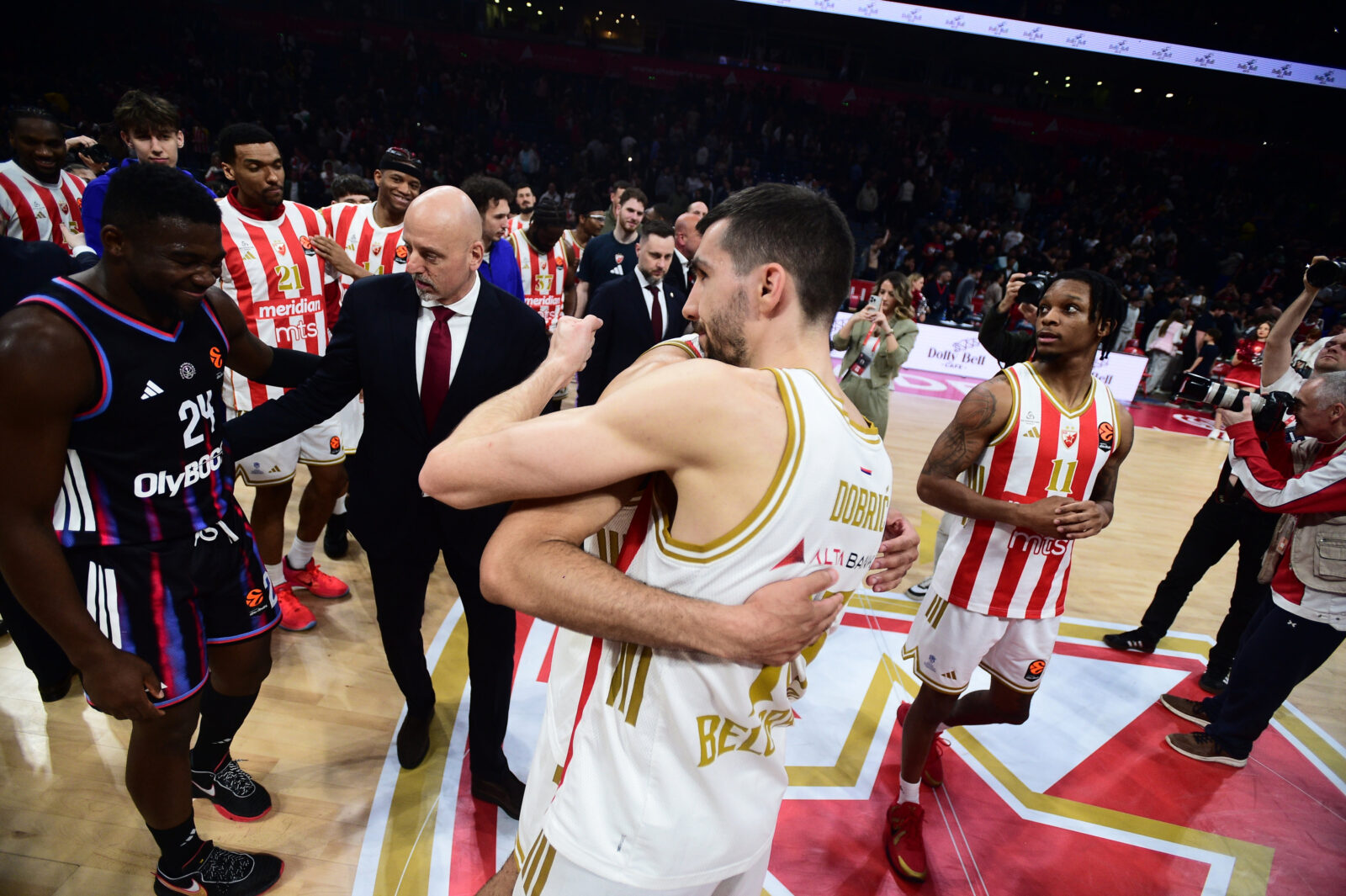 The match of the 36th round of the Turkish Airlines Euroleague between KK Crvena zvezda MeridiaBet and KK Paris Basketball was played at the Belgrade Arena. Utakmica 36. kola Turkish Airlines Evrolige izmedju KK Crvena zvezda MeridiaBet i KK Paris Basketball odigrana je u Beogradskoj Areni.