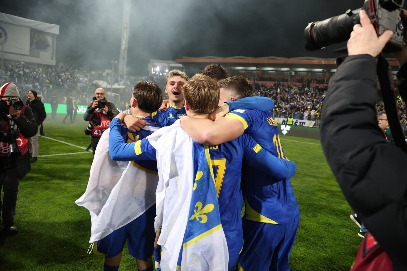 The World Cup play-off finals match between Bosnia and Herzegovina and Italy was played at the Bilino polje stadium in Zenica. Utakmica finala baraza za Svetsko prvenstvo izmedju Bosne i Hercegvine i Italije odigrana je na stadionu Bilino polje u Zenici.