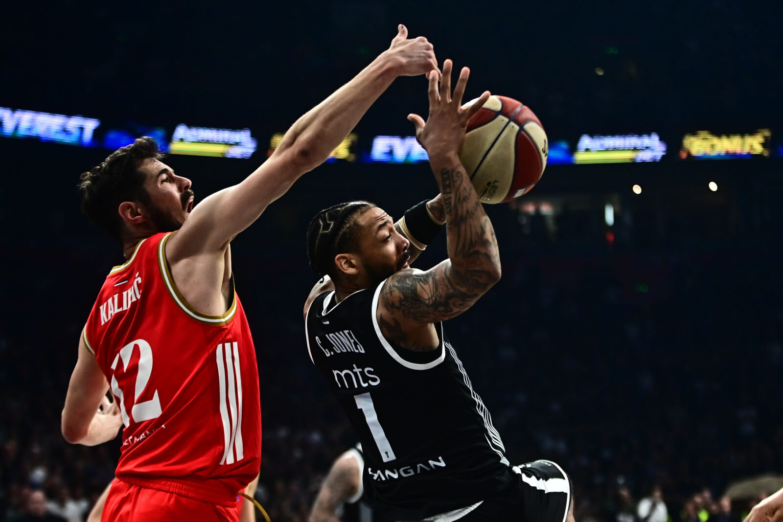 The match of the eighth round of the second phase of the AdmiralBet ABA League between KK Partizan Mozzart Bet and KK Crvena zvezda MeridianBet was played at the Belgrade Arena. Utakmica osme runde druge faze AdmiralBet ABA League izmedju KK Partizan Mozzart Bet i KK Crvena zvezda MeridianBet odigrana je u Beogradskoj Areni.