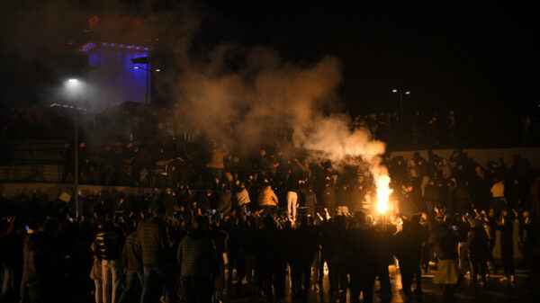 The coach of KK Partizan Zeljko Obradovic arrived from Athens at the "Nikola Tesla" airport, and a large number of fans came to welcome him and show their support. Trener KK Partizana Zeljko Obradovic stigao je iz Atine na aerodorm "Nikola Tesla" , a veliki broj navijaca dosao je da ga doceka i pokaze da je uz njega.