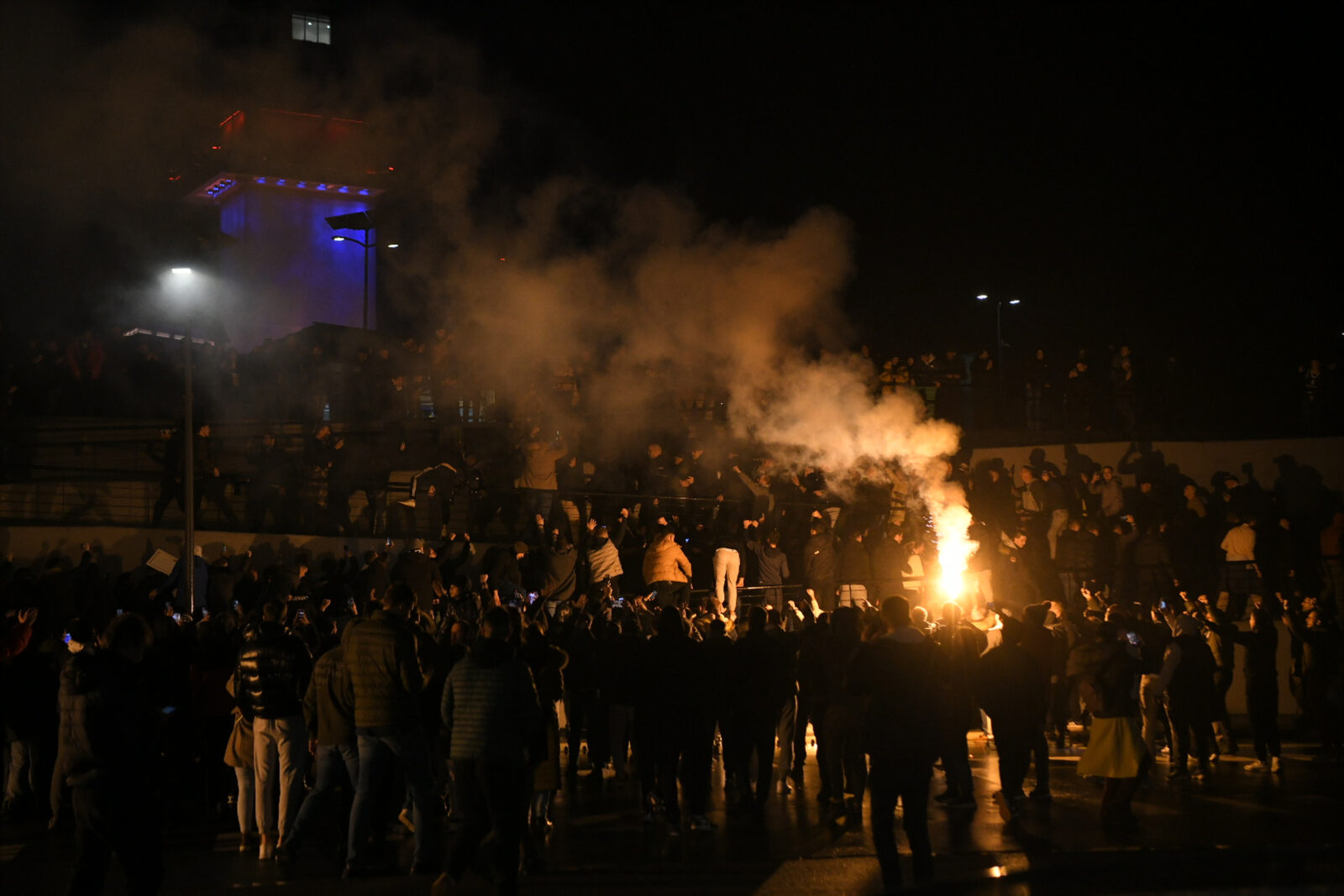 The coach of KK Partizan Zeljko Obradovic arrived from Athens at the "Nikola Tesla" airport, and a large number of fans came to welcome him and show their support. Trener KK Partizana Zeljko Obradovic stigao je iz Atine na aerodorm "Nikola Tesla" , a veliki broj navijaca dosao je da ga doceka i pokaze da je uz njega.