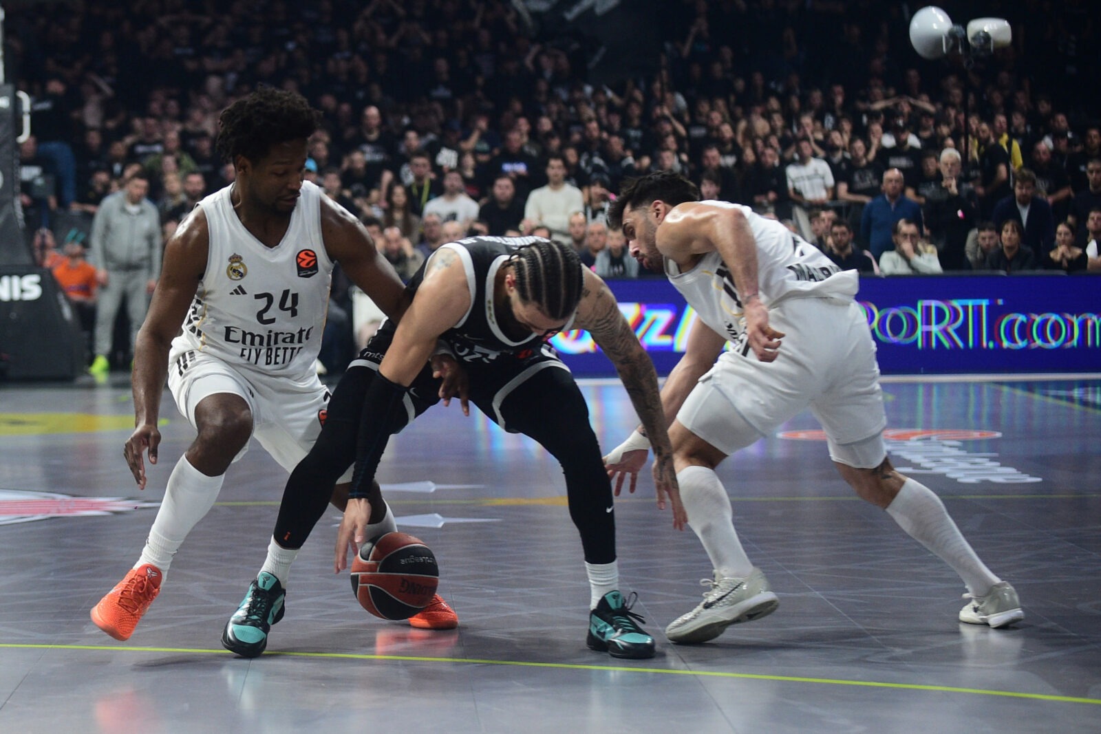 The match of the 28th round of the Turkish Airlines Euroleague between KK Partizan Mozzart Bet and BC Real Madrid was played in the Belgrade Arena. Utakmica 28. kola Turkish Airlines Evrolige izmedju KK Partizan Mozzart Bet i KK Real Madrid odigrana je u Beogradskoj Areni.