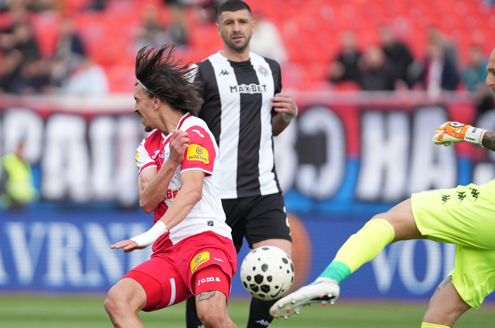 The match of the 32nd round of the Mozart Bet Super League of Serbia between FK Vojvodina and FK Partizan was played at the Karadjordje Stadium in Novi Sad. Utakmica 32. kola Mozzart Bet Super liga Srbije izmedju FK Vojvodina i FK Partizan odigrana je na stadionu Karadjordje u Novom Sadu.