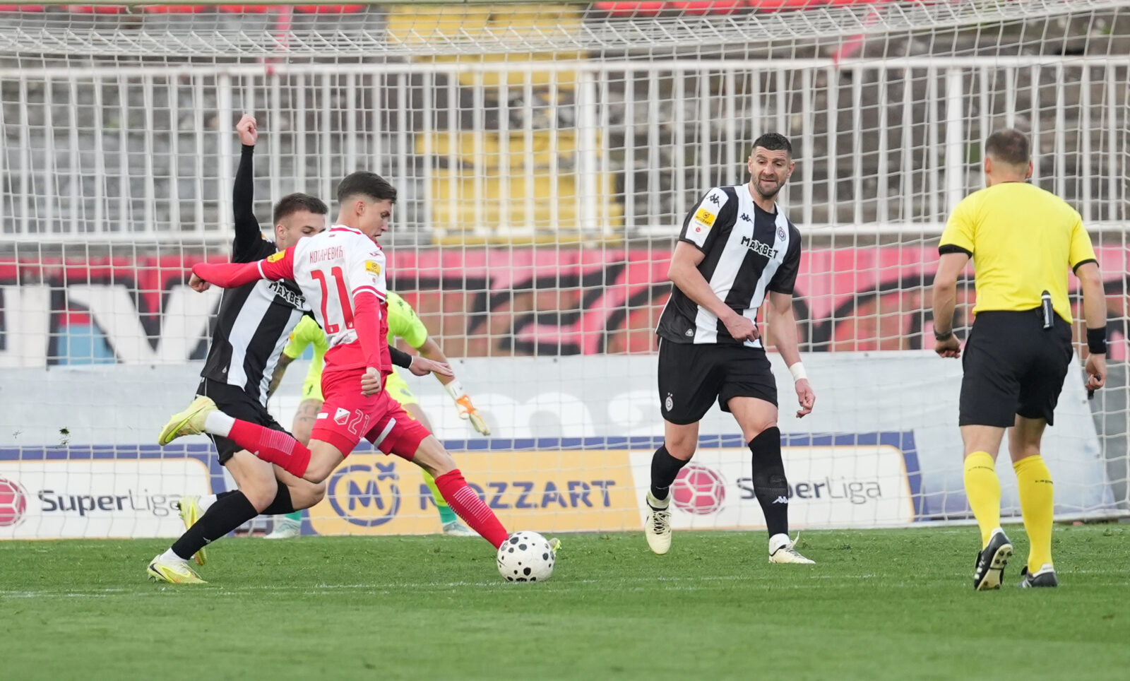 The match of the 32nd round of the Mozart Bet Super League of Serbia between FK Vojvodina and FK Partizan was played at the Karadjordje Stadium in Novi Sad. Utakmica 32. kola Mozzart Bet Super liga Srbije izmedju FK Vojvodina i FK Partizan odigrana je na stadionu Karadjordje u Novom Sadu.