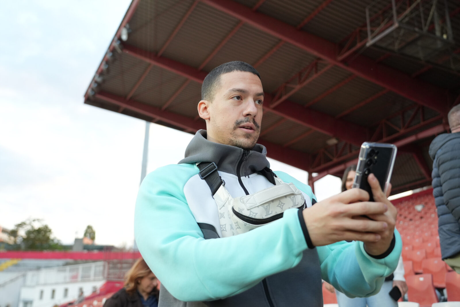 After the match between FK Vojvodina and FK Partizan, Bogdan Ilic, better known as Baka Prase, took a picture with fans from Kosovo and Metohija who were guests at the Karadjordje stadium in Novi Sad. Nakon utakmice FK Vojvodina i FK Partizan Bogdan Ilic poznatiji kao Baka Prase se slikao sa navijacima sa Kosova i Metohije koji su bili gosti na stadionu Karadjordje u Novom Sadu.