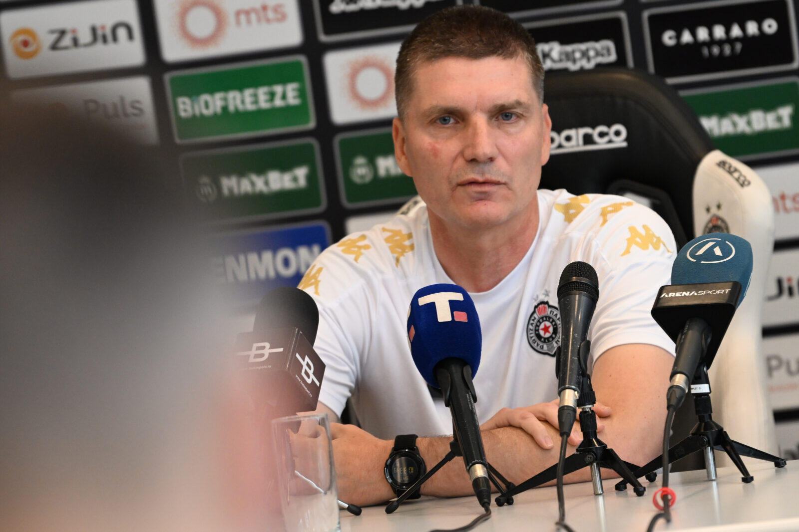 The press conference of Srdjan Blagojevic, coach of FK Partizan, on the eve of the 179th eternal derby against Red Star Belgrade, was held at the press center at the Partizan stadium. Konferencija za medije Srdjana Blagojevic, trenera FK Partizan uoci 179. vecitog derbija protiv Crvene zvezde odrzana je u press centru na stadionu Partizana.