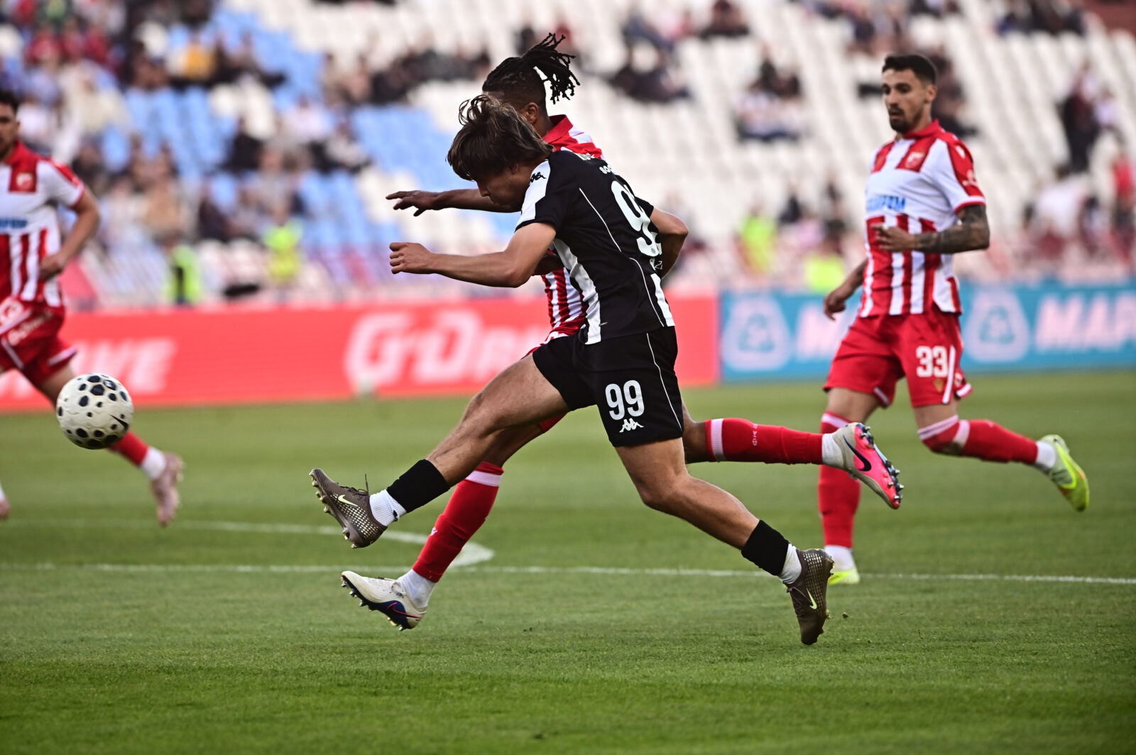 The match of the 33rd round of the Mozzart Super League of Serbia, the 179th eternal derby between FK Crvena zvezda and FK Partizan was played at the Rajko Mitic stadium. Utakmica 33. kola Mozzart Super lige Srbije, 179. veciti derbi izmedju FK Crvena zvezda i FK Partizan odigrana je na stadion Rajko Mitic.