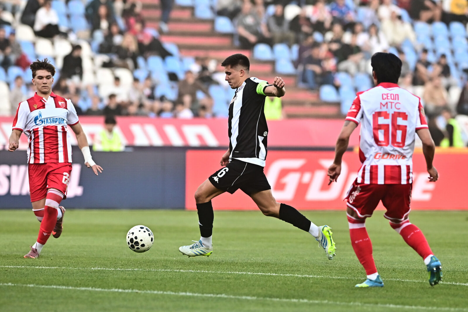 The match of the 33rd round of the Mozzart Super League of Serbia, the 179th eternal derby between FK Crvena zvezda and FK Partizan was played at the Rajko Mitic stadium. Utakmica 33. kola Mozzart Super lige Srbije, 179. veciti derbi izmedju FK Crvena zvezda i FK Partizan odigrana je na stadion Rajko Mitic.