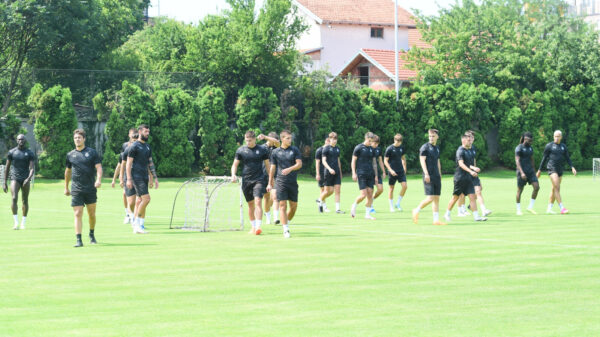 In the "Partizan - Teleoptik" sports center, coach Aleksandar Stanojevic held a roll call on the occasion of the start of preparations for the new season of the Partizan football club. U sportskom centru "Partizan - Teleoptik" trener Aleksandar Stanojevic je izvrsio prozivku povodom pocetka priprema za novu sezonu fudbalskog kluba Partizan.