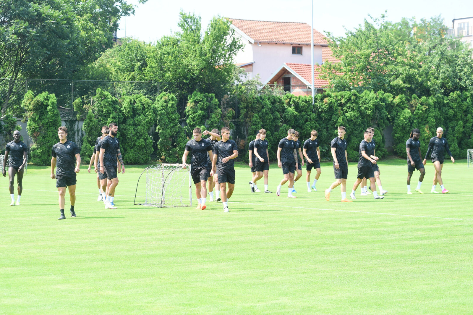 In the "Partizan - Teleoptik" sports center, coach Aleksandar Stanojevic held a roll call on the occasion of the start of preparations for the new season of the Partizan football club. U sportskom centru "Partizan - Teleoptik" trener Aleksandar Stanojevic je izvrsio prozivku povodom pocetka priprema za novu sezonu fudbalskog kluba Partizan.