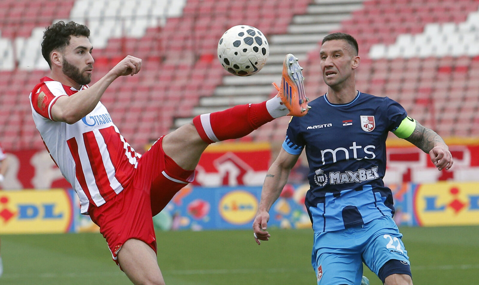 The match of the 28th round of the Mozzart Bet Super League of Serbia between FK Crvena zvezda and FK Radnicki was played at the Rajko Mitic Stadium. Utakmica 28. kola Mozzart Bet Super liga Srbije izmedju FK Crvena zvezda i FK Radnicki odigrana je na Stadionu Rajko Mitic.
