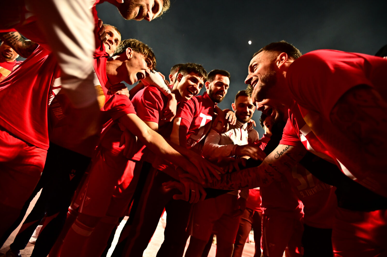 The match of the 33rd round of the Mozzart Super League of Serbia, the 179th eternal derby between FK Crvena zvezda and FK Partizan was played at the Rajko Mitic stadium. Utakmica 33. kola Mozzart Super lige Srbije, 179. veciti derbi izmedju FK Crvena zvezda i FK Partizan odigrana je na stadion Rajko Mitic.