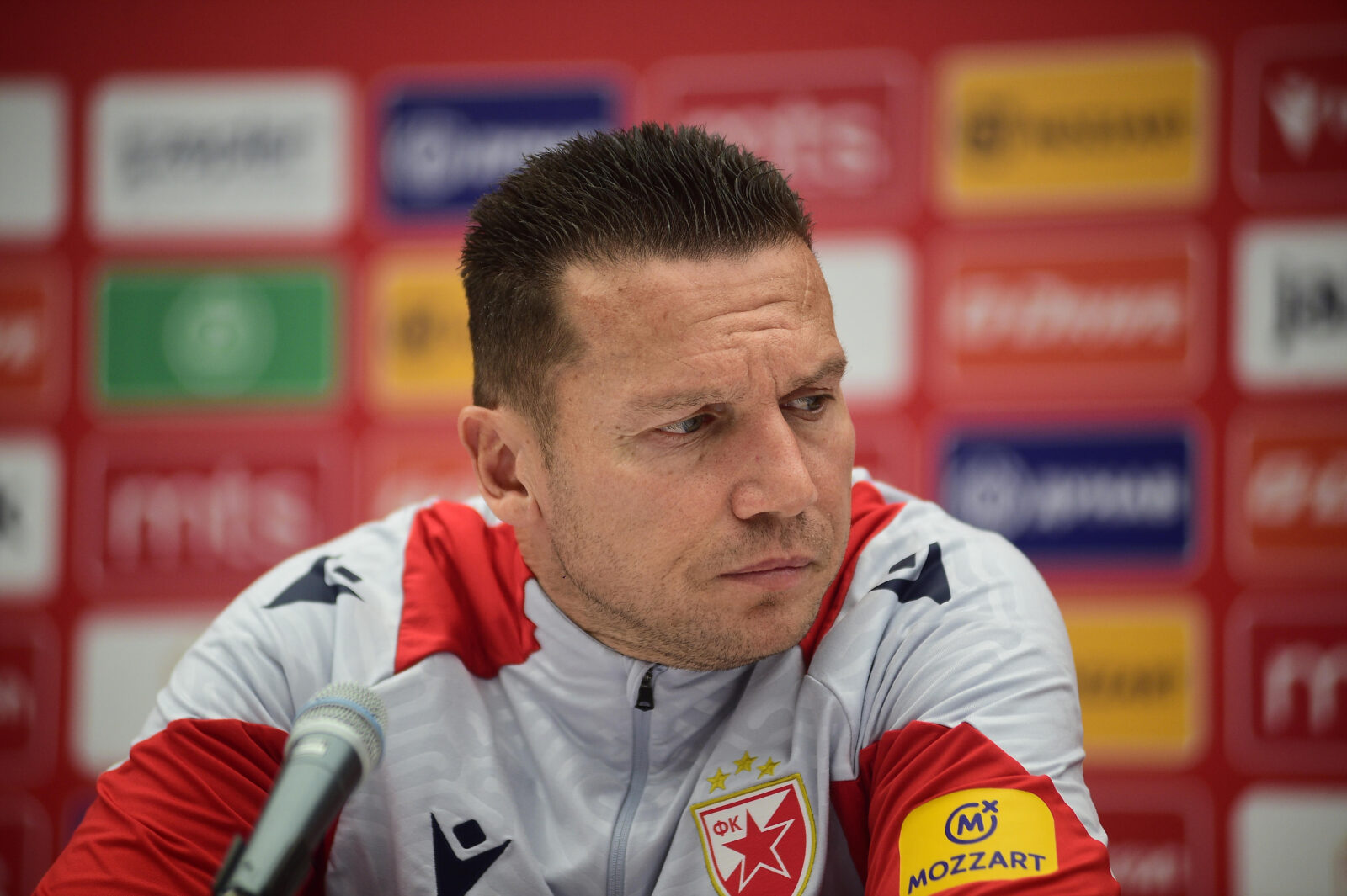 The press conference of FC Crvena zvezda coach Barak Bahar on the occasion of the 171st major derby was held in the press room of the Rajko Mitic stadium. Konferencija za medije trenera FK Crvena zvezda Baraka Bahara povodom 171. vecitog derbija odrzana je u press sali stadiona Rajko Mitic.