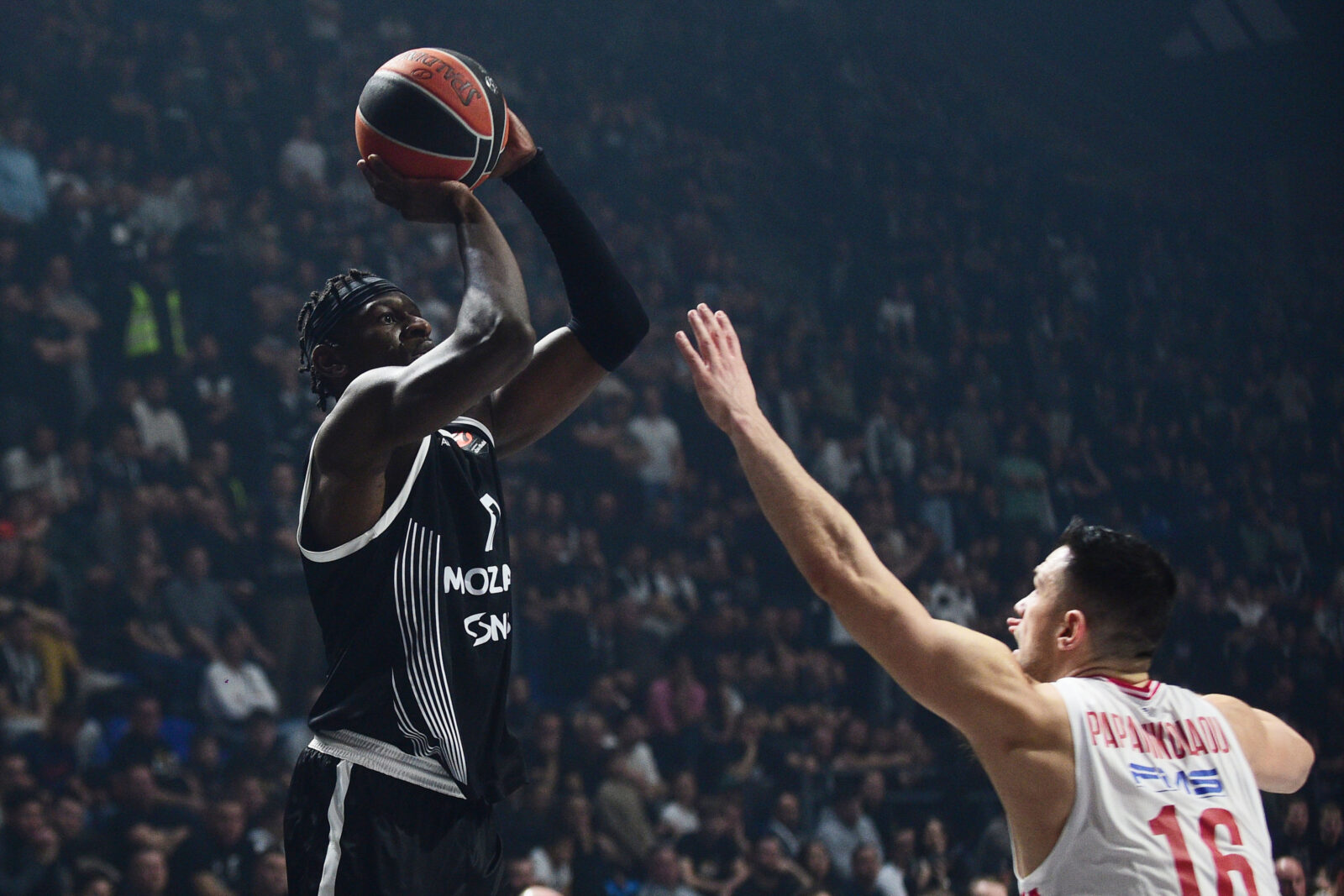 The match of the 22nd round of the Turkish Airlines Euroleague between KK Partizan Mozzart Bet and KK Olympiacos Piraeus was played at the Aleksandar Nikolic Basketball Hall. Utakmica 22. kola Turkish Airlines Evrolige izmedju KK Partizan Mozzart Bet i KK Olympiacos Piraeus odigrana je u Kosarkaskoj dvorani Aleksandar Nikolic.