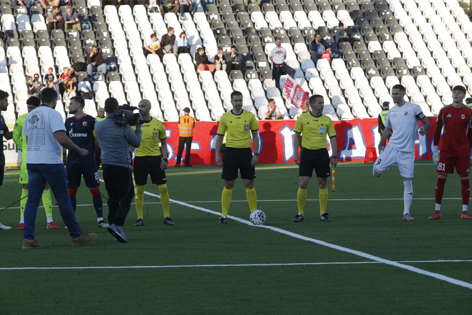 The match of the 34th round of the Mozart Super League of Serbia between FK Cukaricki and FK Crvena zvezda was played at the FK Cukaricki stadium. Utakmica 34. kola Mozzart Super lige Srbije izmedju FK Cukaricki i FK Crvena zvezda odigrana je na stadion FK Cukaricki.