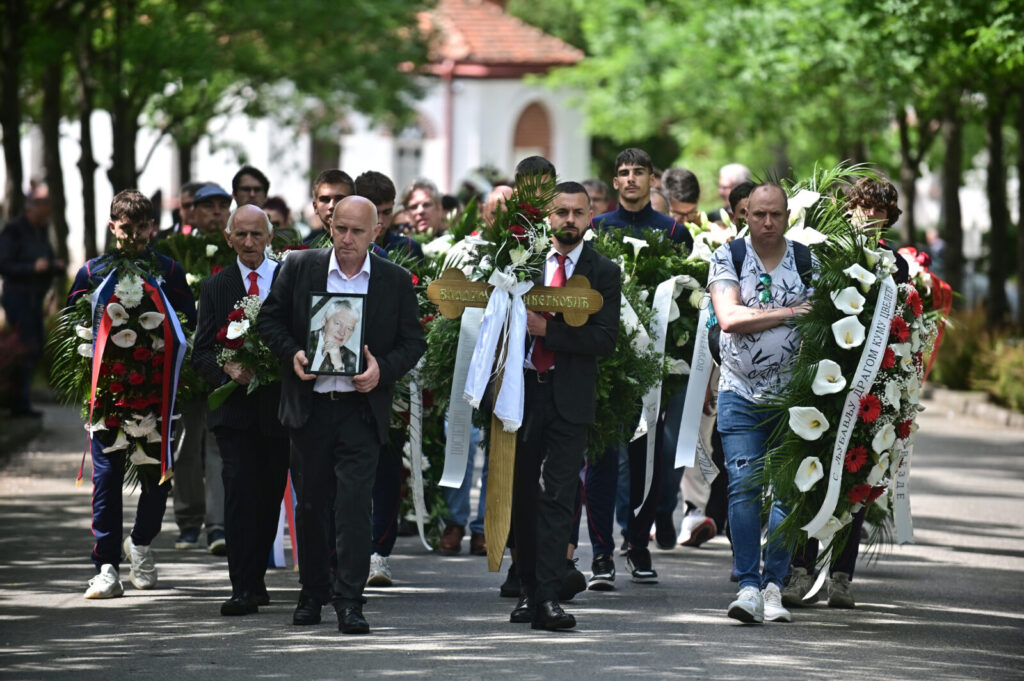 Former general secretary of FK Crvena Zvezda and prominent sports worker Vladimir Cvetkovic was buried at the New Cemetery. Nekadasnji generalni sekretar FK Crvene zvezde i istaknuti sportski radnik Vladimir Cvetkovic sahranjen je na Novom groblju