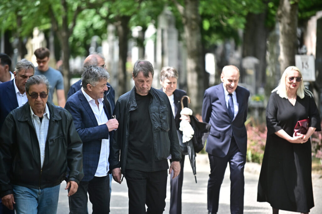 Former general secretary of FK Crvena Zvezda and prominent sports worker Vladimir Cvetkovic was buried at the New Cemetery. Nekadasnji generalni sekretar FK Crvene zvezde i istaknuti sportski radnik Vladimir Cvetkovic sahranjen je na Novom groblju