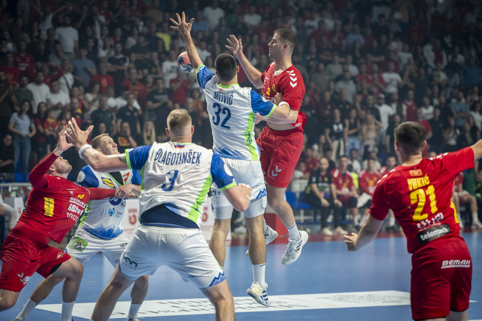 The first match of the baraza for the world championship qualification between Montenegro and Slovenia was played at the S.C. Moraca Hall in Podgorica. Prvi mec baraza za plasman na Svetsko prvenstvo izmedju Crne Gore i Slovenije odigran je hali S.C. Moraca u Podgorici.