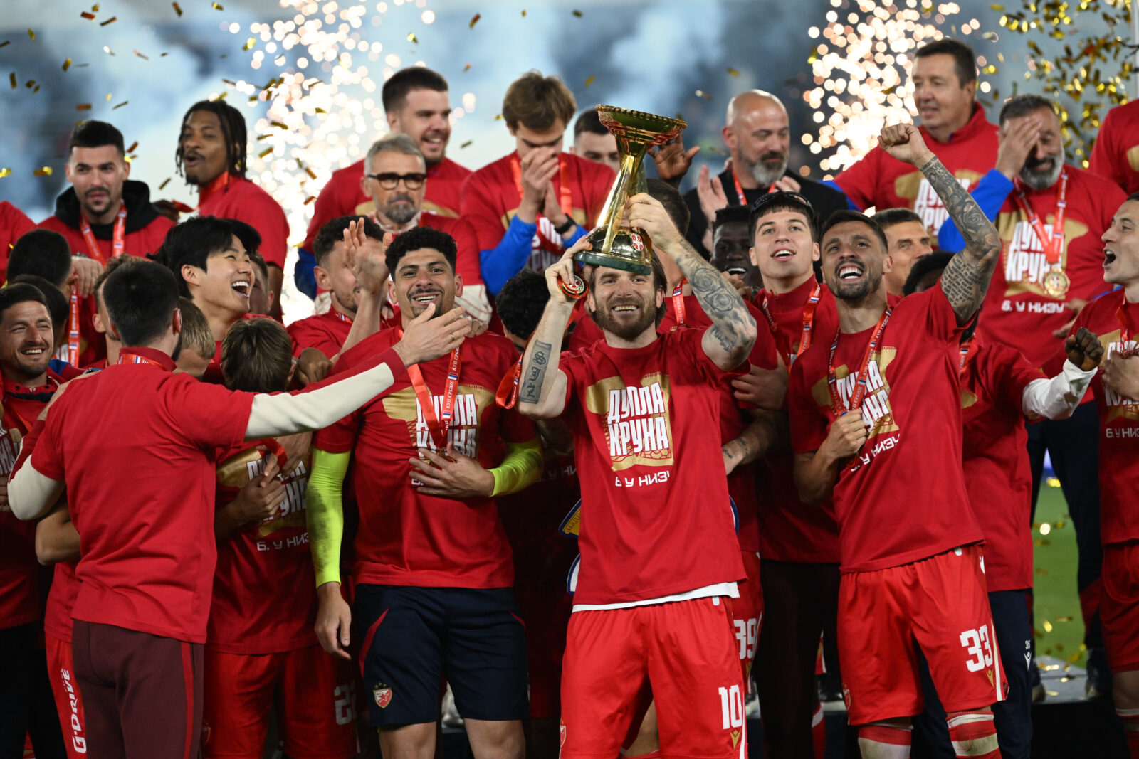 FK Crvena Zvezda won its 30th Serbian Cup trophy after defeating Vojvodina 5-4 on penalties in the final in Loznica, after the score was 2-2 after 120 minutes. FK Crvena zvezda je osvojila 30. trofej u Kupu Srbije posto je u finalu u Loznici posle penala pobedila Vojvodinu rezultatom 5:4, a tokom 120 minuta bilo je 2:2.
