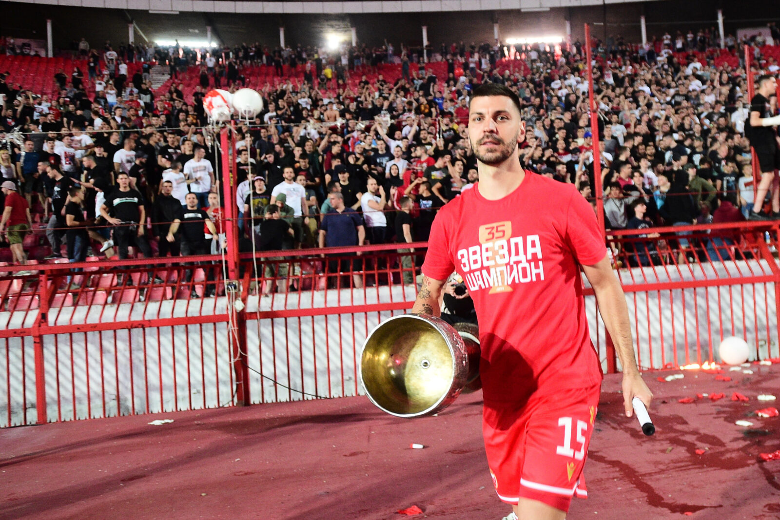 The players of Red Star won the 35th title of the champion of Serbia. Fudbaleri Crvene zvezde su osvojili 35. titulu prvaka Srbije.