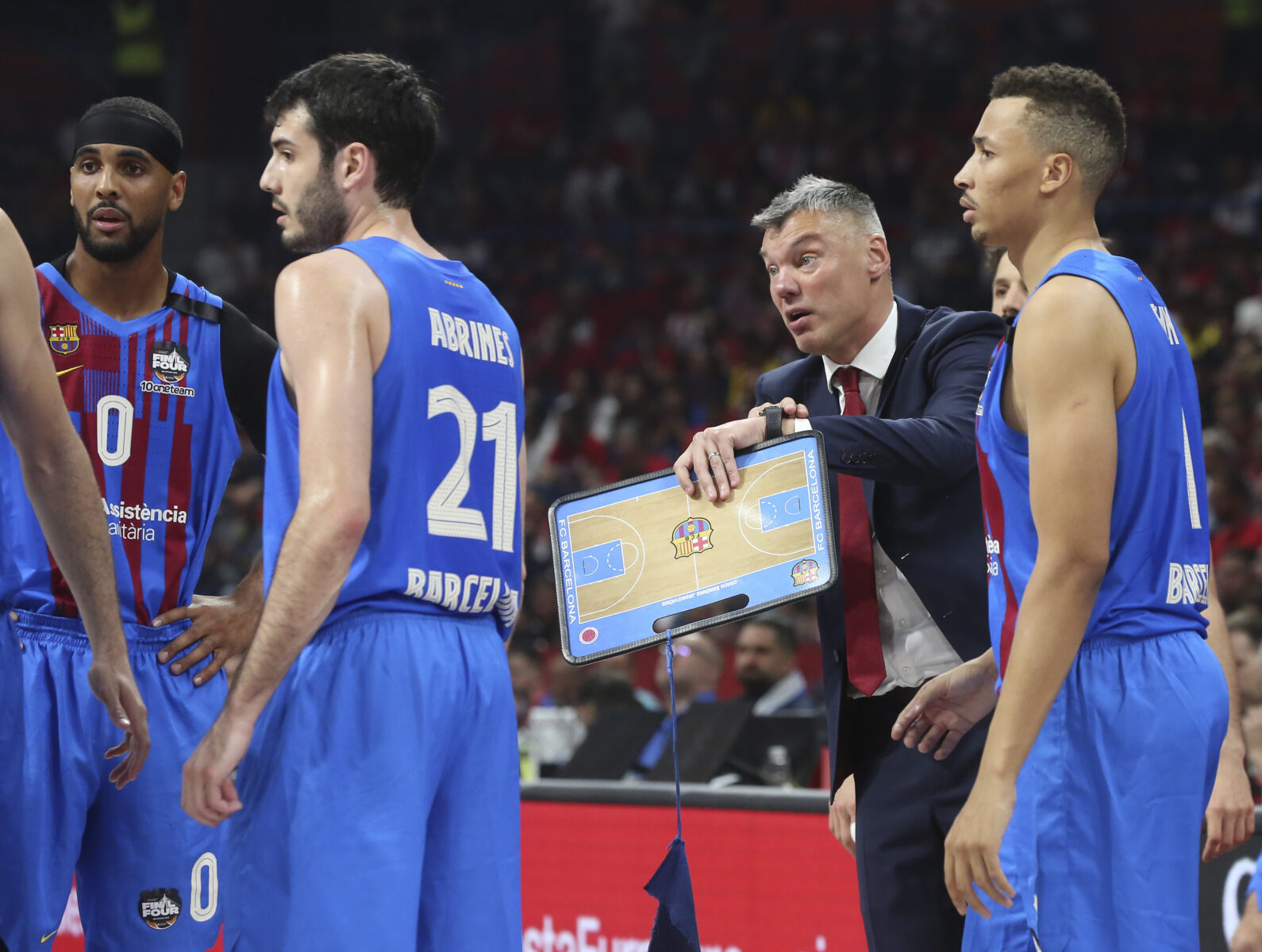 The second semi-final match of the Turkish Airlines EuroLeague final four between FC Barcelona and BC Real Madrid was played in the Stark Arena. Druga polufinalna utakmica Turkish Airlines EuroLeague fajnal-fora izmedju FC Barcelona i BC Real Madrid
