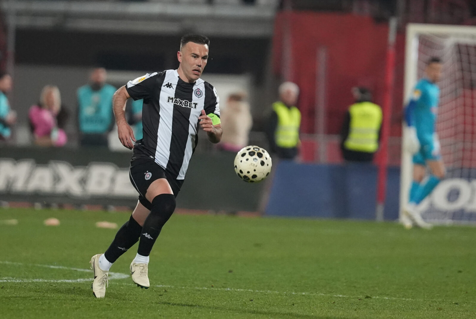 The match of the 26th round of the Mozzart Bet Super League of Serbia between FK Vojvodina and FK Partizan was played at the Karadjordje stadium in Novi Sad. Utakmica 26. kola Mozzart Bet Super liga Srbije izmedju FK Vojvodina i FK Partizan odigrana je na stadionu Karadjordje u Novom Sadu.